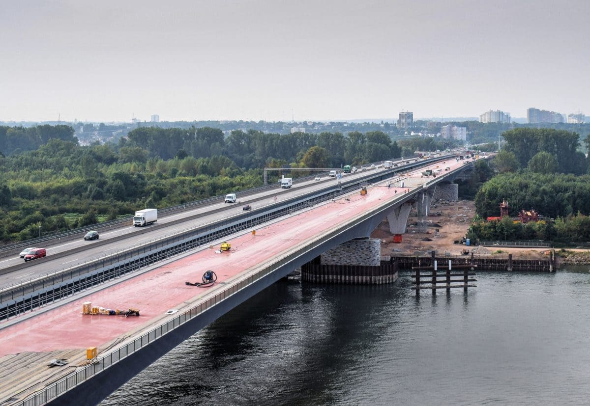 Der Stand im August 2017: Der erste Teil der neuen Brücke ist fertig, der Abriss der alten Rheinbrücke steht kurz bevor. Bis Mitte 2021 soll der gesamte Neubau abgeschlossen sein. 