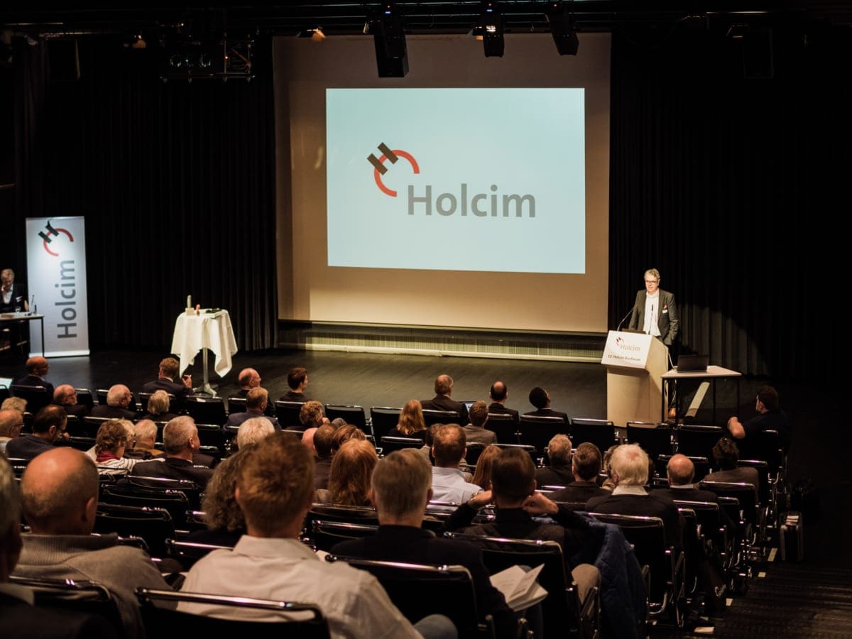 Thorsten Hahn, Vorsitzender der Geschäftsführung der Holcim (Deutschland) GmbH, begrüßt die Gäste
