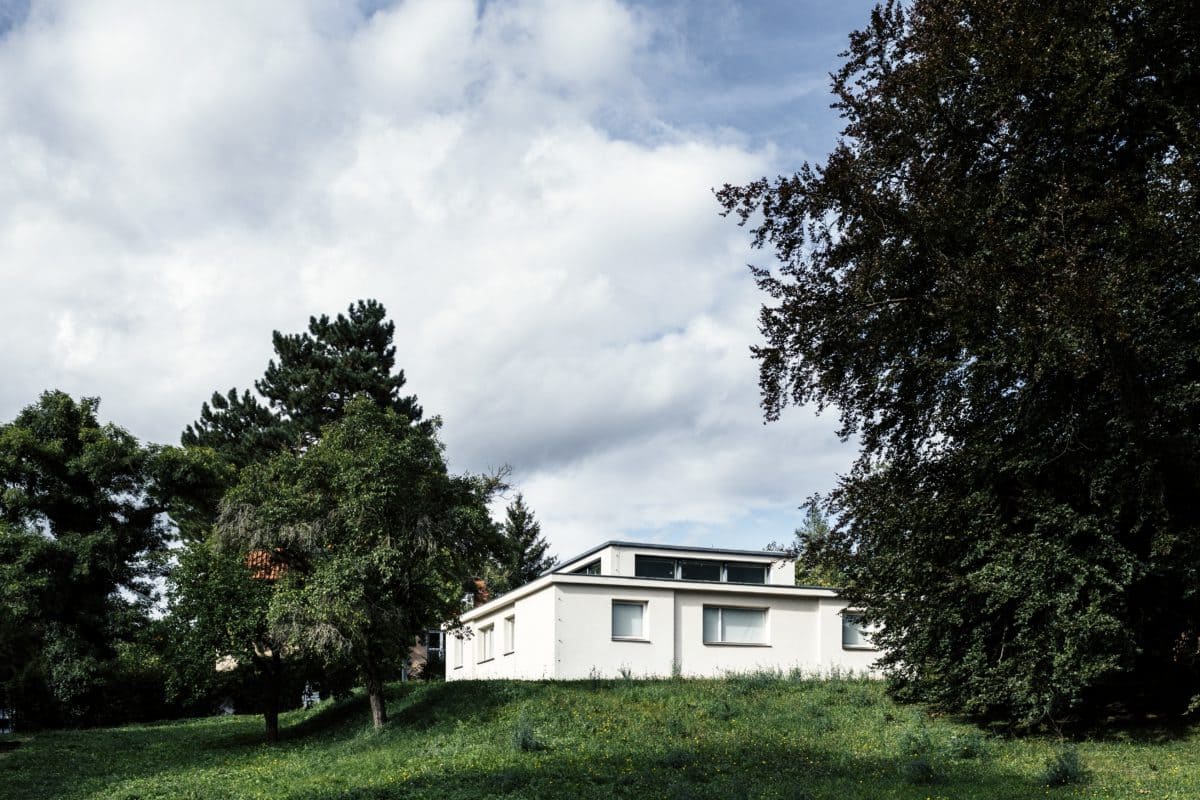 Auf einer Grundfläche von 12 x 12 Metern
konstruierte der Bauhausmeister Georg Muche baukastenartig in einem nahezu symmetrischen Grundriss alle Räume des Hauses um den zentralen Wohnraum.