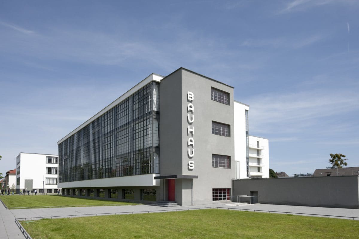 Beton war und ist das Material der Moderne. So wurde das Bauhausgebäude in Dessau mit den damals richtungsweisenden Materialien wie Glas und Stahlbeton.