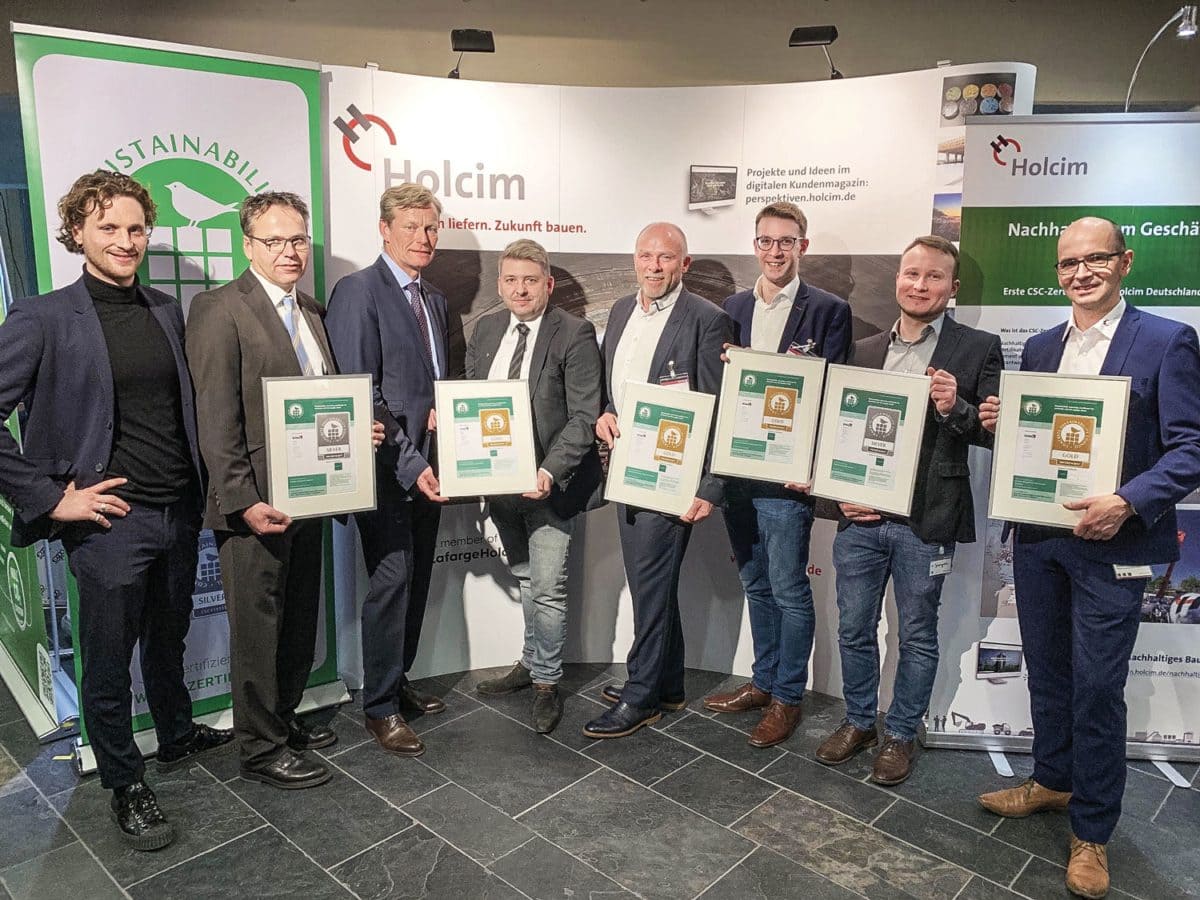 Sechs Holcim Standorte erhielten während der BetonTage in Neu-Ulm offiziell CSC-Zertifikate in Gold und Silber. Bei der Zertifikatsübergabe waren mehrere Holcim Kollegen anwesend.