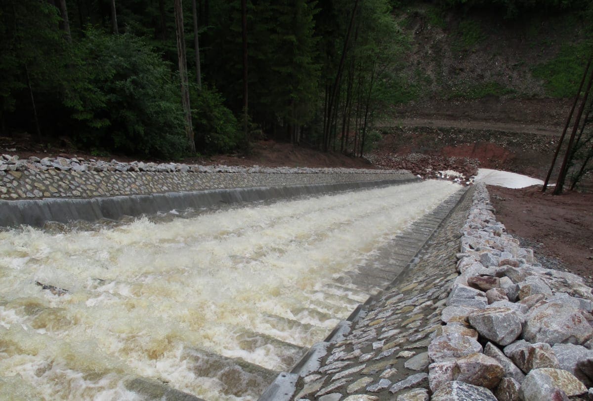 In Zusammenarbeit mit Arcadis Germany GmbH hat das Unternehmen Claus Pfeifenbring die hydraulische Berechnung realisiert, um die Wassermengen über die Kaskaden abführen zu können.