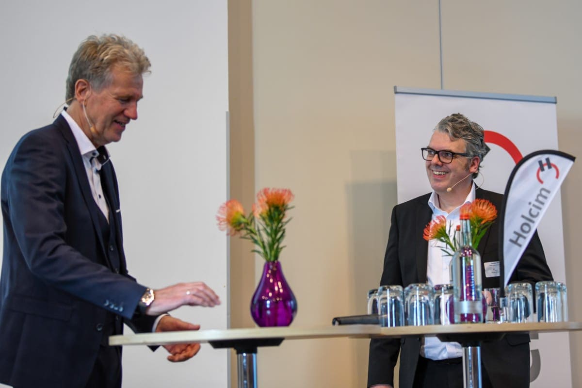 Der Moderator Peter von Sassen und Holcim CEO Thorsten Hahn.
