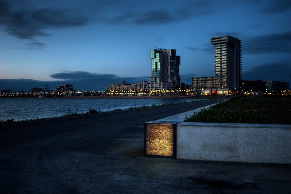 Diese leuchtenden Betonelemente sind in einem Park nahe des Rotterdamer Hafens zu finden.