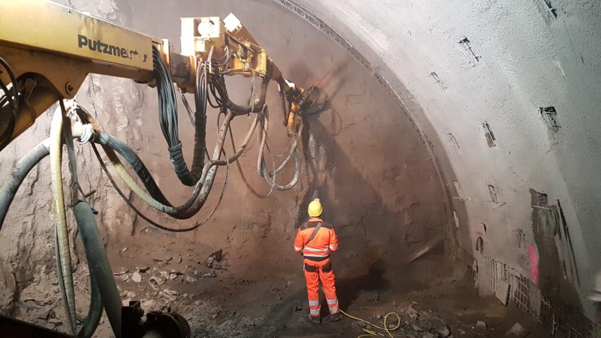 Beim Bau des Albvorlandtunnels in Baden-Württemberg wurde der Spritzbeton direkt auf die armierte Oberfläche der Tunnelaushöhlung gespritzt. 