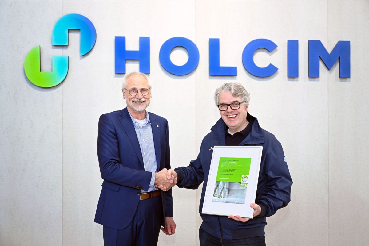 Hans Peters, Vorstandsmitglied und Geschäftsführer beim Institut Bauen und Umwelt e.V., überreichte Holcim Deutschland CEO Thorsten Hahn feierlich die produktspezifischen Umweltproduktdeklarationen (EPD).