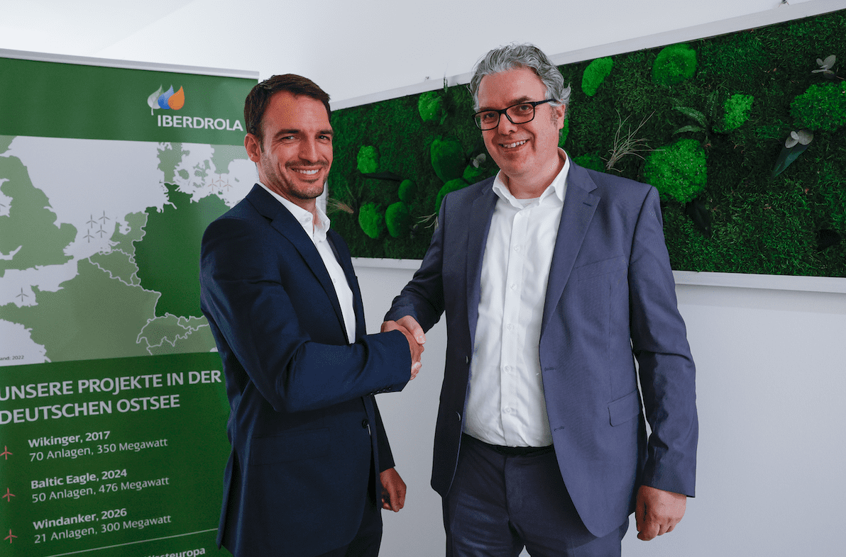 CEO von Iberdrola Deutschland, Felipe Montero, und Holcim CEO Thorsten Hahn, freuen sich über die Energiepartnerschaft im Sinne der Baustoffwende.